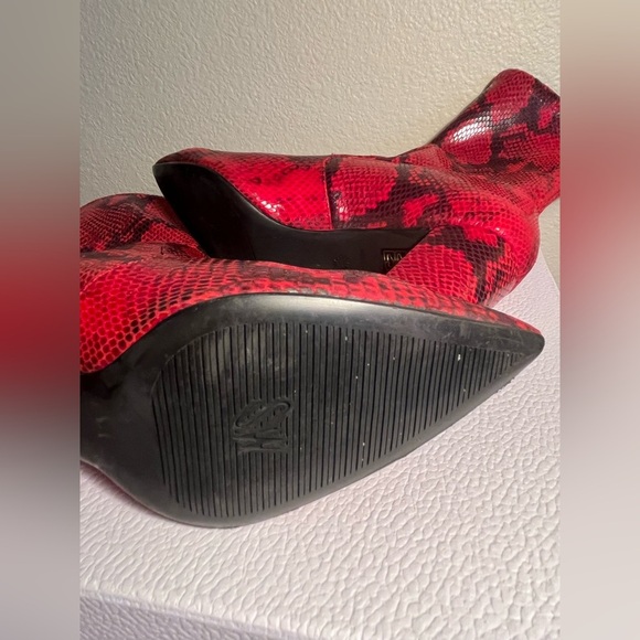 STUART WEITZMAN Women's Red Snake Print Boots size 7 1/2 ♥️💋 - Picture 4 of 6